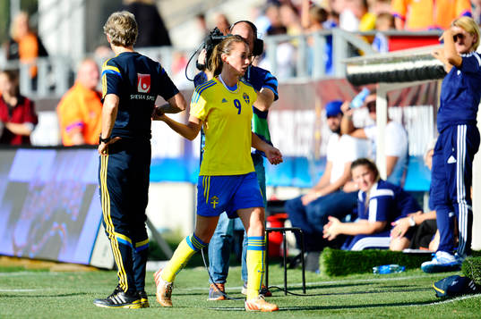 Sveriges Kosovare Asllani tackar förbundskapten Pia