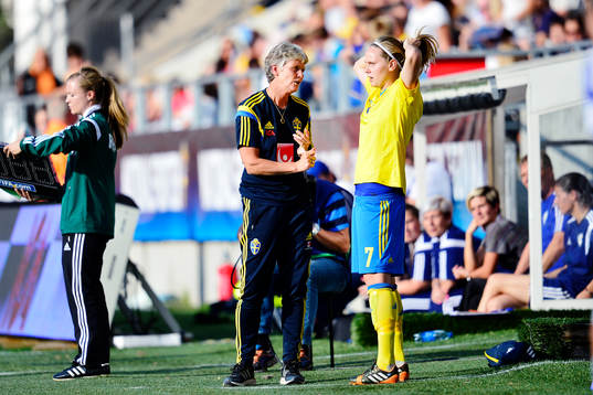 Sveriges förbundskapten Pia Sundhage ger instruktioner