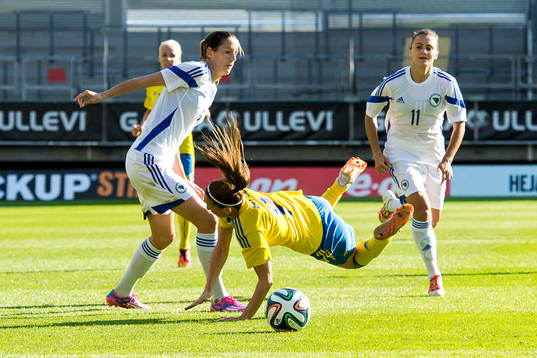 Sveriges Kosovare Asllani fälls av Bosniens Milena Nikolic