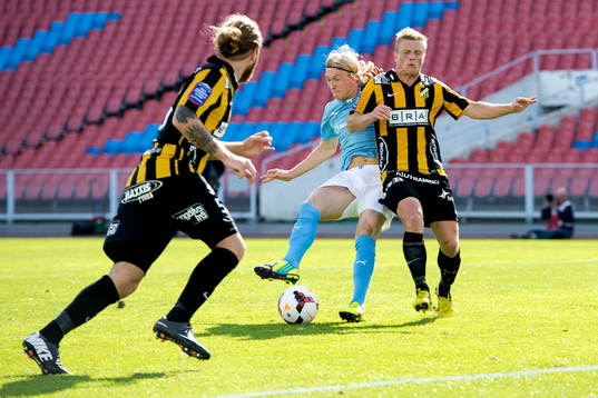 Malmö FFs Simon Kroon får en tryckare av Häckens David