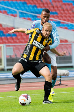Häckens Kari Arkivuo hålls fast av Malmö FFs Isaac Kiese