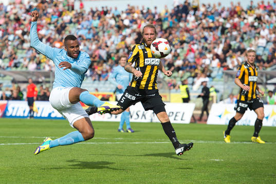 Malmö FFs Isaac Kiese Thelin testar skott