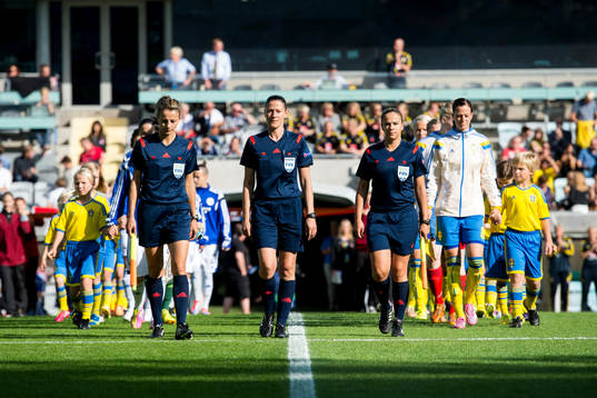Lagen tågar in med domarna i spetsen innan fotbollsmatchen