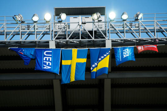 Uefa, Sveriges- och Bosniens flagga innan fotbollsmatchen i