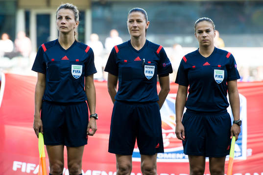 Domartrion innan fotbollsmatchen i damernas VM-kval mellan