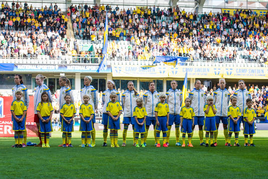 Sveriges lineup med maskotar innan fotbollsmatchen i