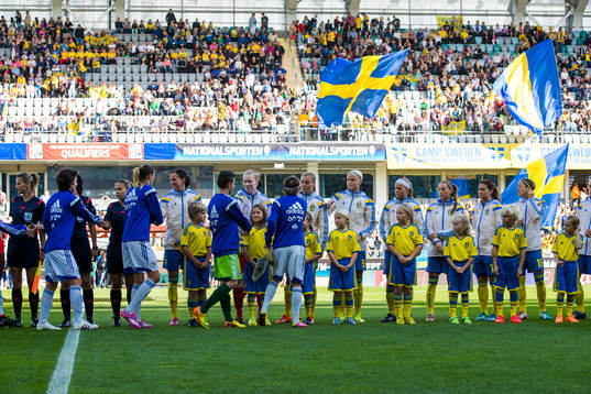 Lagen hälsar på varandra  innan fotbollsmatchen i