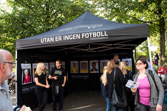 Aktiviteter utanför arenan innan fotbollsmatchen i