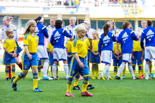 Maskotar innan fotbollsmatchen i damernas VM-kval mellan