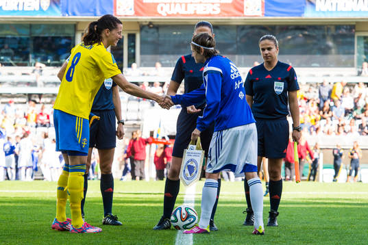 Sveriges Lotta Schelin skakar hand med Bosniens Amira