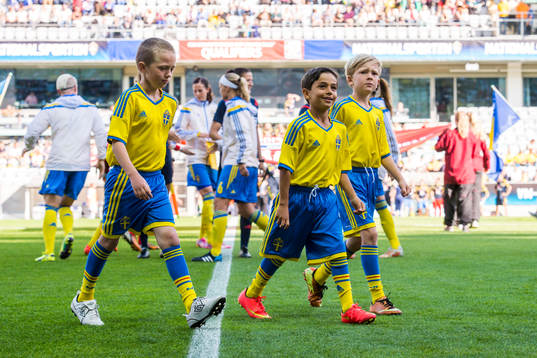 Maskotar innan fotbollsmatchen i damernas VM-kval mellan