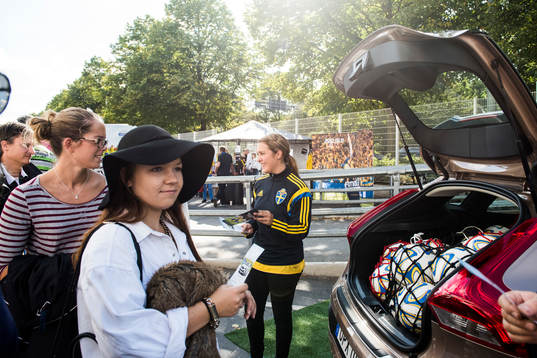 Aktiviteter utanför arenan innan fotbollsmatchen i