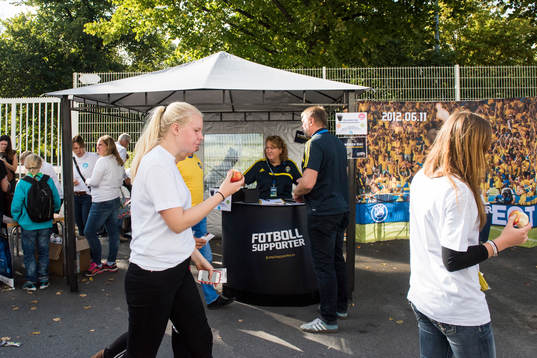 Aktiviteter utanför arenan innan fotbollsmatchen i
