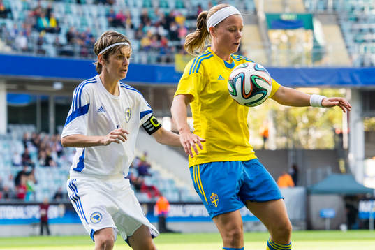 Sveriges Sara Thunebro framför Bosniens Amira Spahic