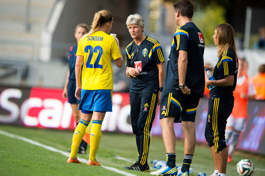 Sveriges förbundskapten Pia Sundhage pratar med Olivia