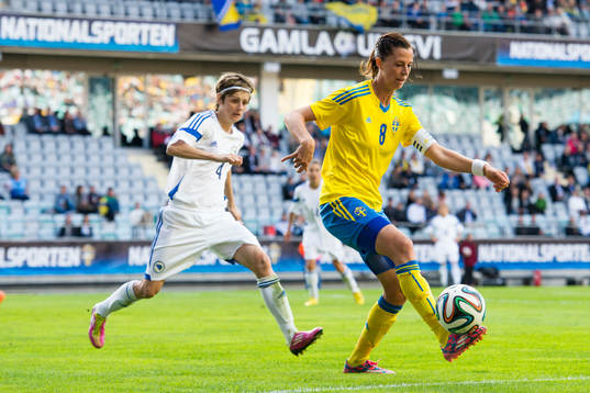 Sveriges Lotta Schelin och Bosniens Amira Spahic