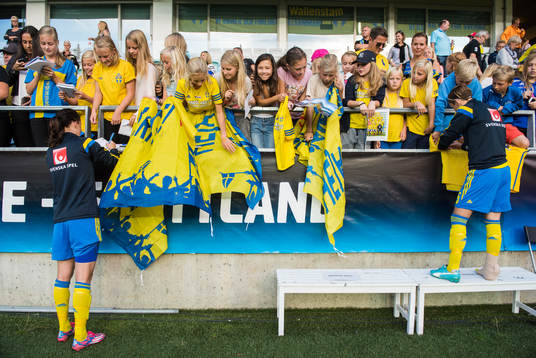 Sveriges Lotta Schelin och Therese Sjögran skriver