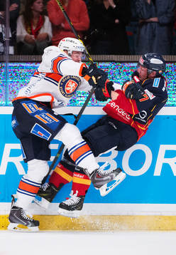 Växjös Noah Welch tacklar Djurgårdens Henrik Eriksson
