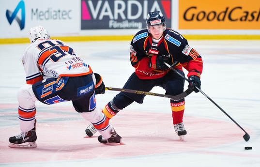 Djurgårdens Marcus Sörensen (t h) tar sig förbi Växjös