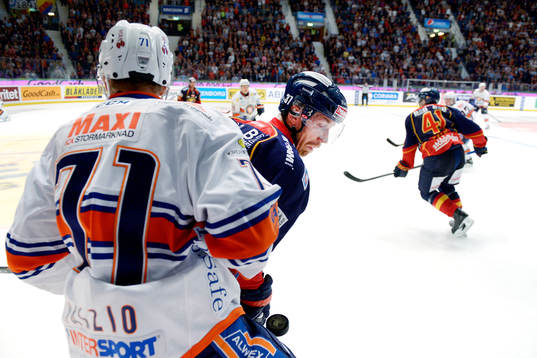 Växjös Tomi Kallio och Djurgårdens Mikael Samuelsson  i