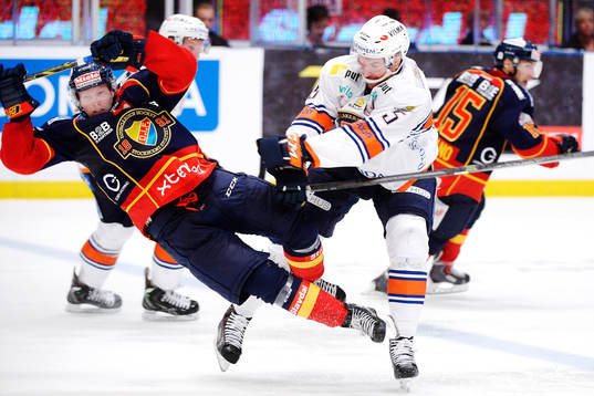 Djurgårdens Nicklas Heinerö tacklas av Växjös Noah Welch