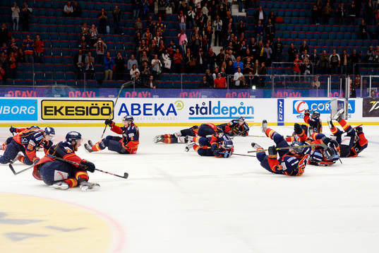 Djurgårdens spelare jublar och gör kullerbyttor framför