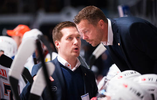 Växjös tränare Sam Hallam och assisterande tränare