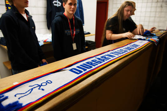 En supportershop säljer en halsduk med texten "Djurgår'n