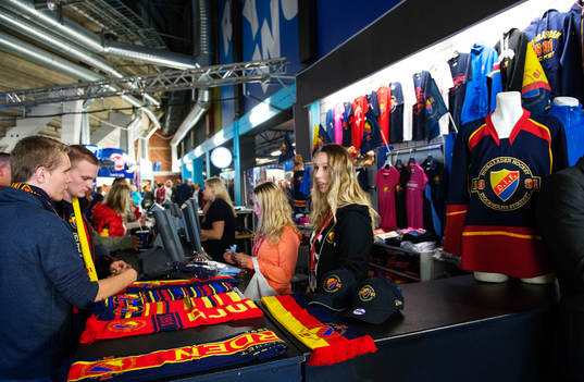 En supportershop säljer tröjor och andra föremål