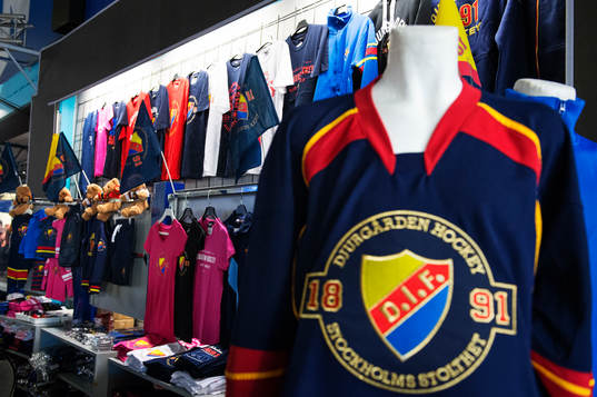 En supportershop säljer tröjor och andra föremål