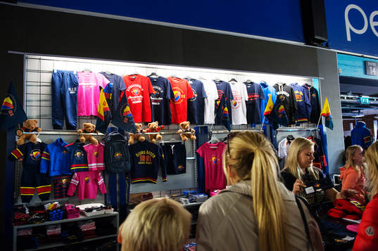 En supportershop säljer tröjor och andra föremål