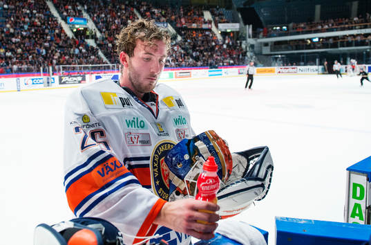 Växjös målvakt Stefan Steen dricker vatten