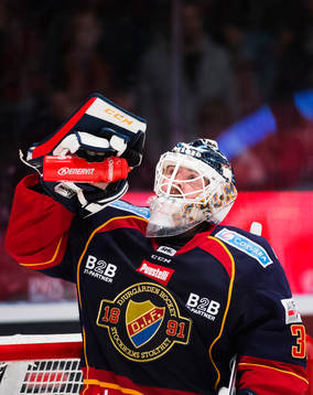 Djurgårdens målvakt Mikael Tellqvist dricker
