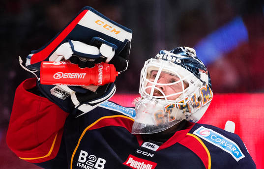 Djurgårdens målvakt Mikael Tellqvist dricker
