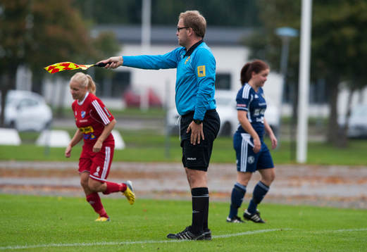 Assisterande domaren Åke Kärvegård i matchen i damernas