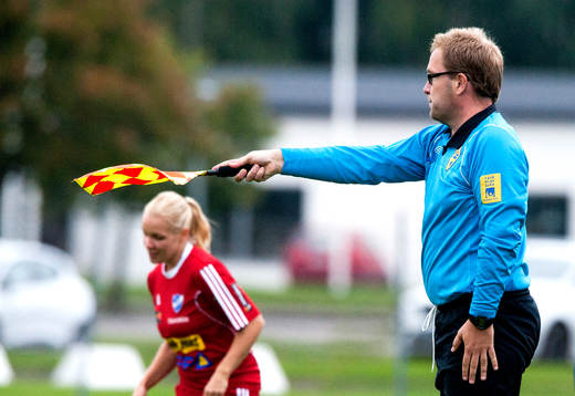 Assisterande domaren Åke Kärvegård i matchen i damernas