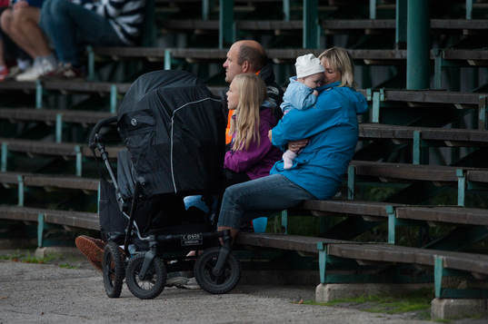 Familj på läktaren i matchen i damernas division 1 mellan