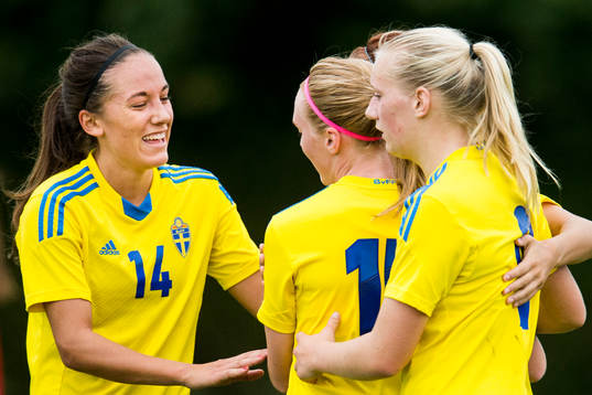Sveriges spelare med Anna Klara Ellen Oskarsson (tv) jublar