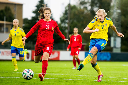 Sveriges Emma Stina Blackstenius testar skott, Moldaviens