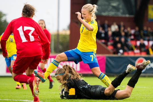 Moldaviens målvakt Margarita Panova plockar bollen