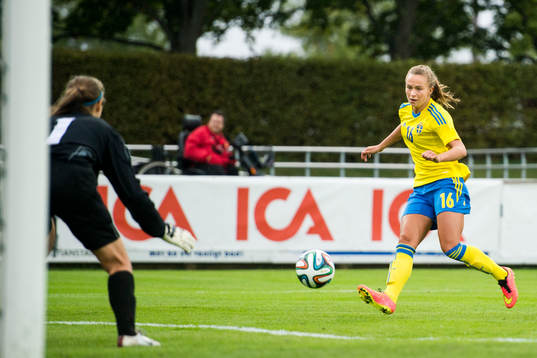 Sveriges Maja Norrhamn mot Moldaviens målvakt Margarita