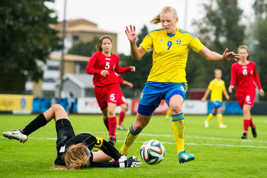 Sveriges Emma Stina Blackstenius mot Moldaviens målvakt