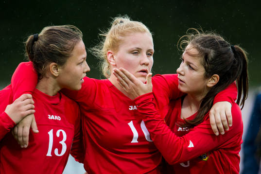 Moldaviens Anastasia Toma (m) mår dåligt
