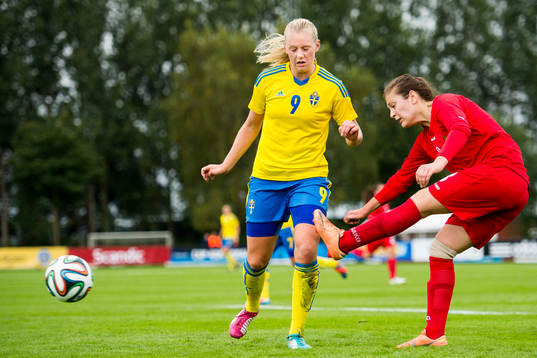 Sveriges Emma Stina Blackstenius och Moldaviens Victoria