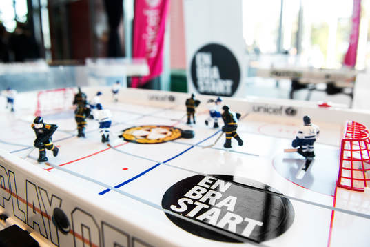 Besökare kunde spela bordhockeyspel i samband med Brynäs
