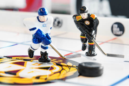 Besökare kunde spela bordhockeyspel i samband med Brynäs