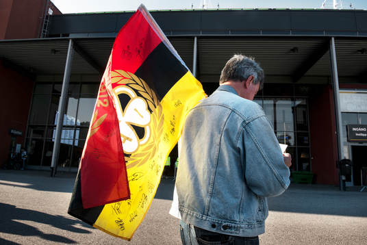 En Brynässupporter med en flagga påväg in till