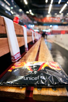Brynäs nya matchtröja med en Unicef-logotyp ligger på