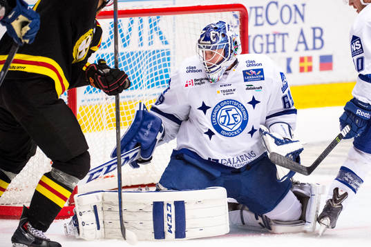 Leksands målvakt Oscar Alsenfelt räddar skott