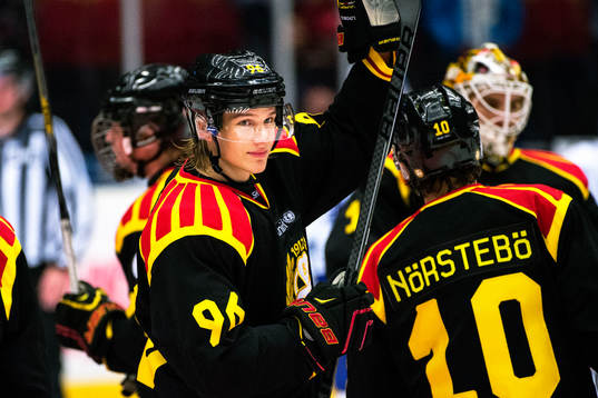 Brynäs Oskar Lindblom jublar med lagkamraterna